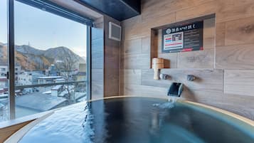 日式套房, 露台 (Open-Air Bath & Terrace) | 浴室 | 風筒、拖鞋、坐浴桶、提供毛巾