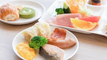 每日供应自助式早餐(每人 JPY 3300)