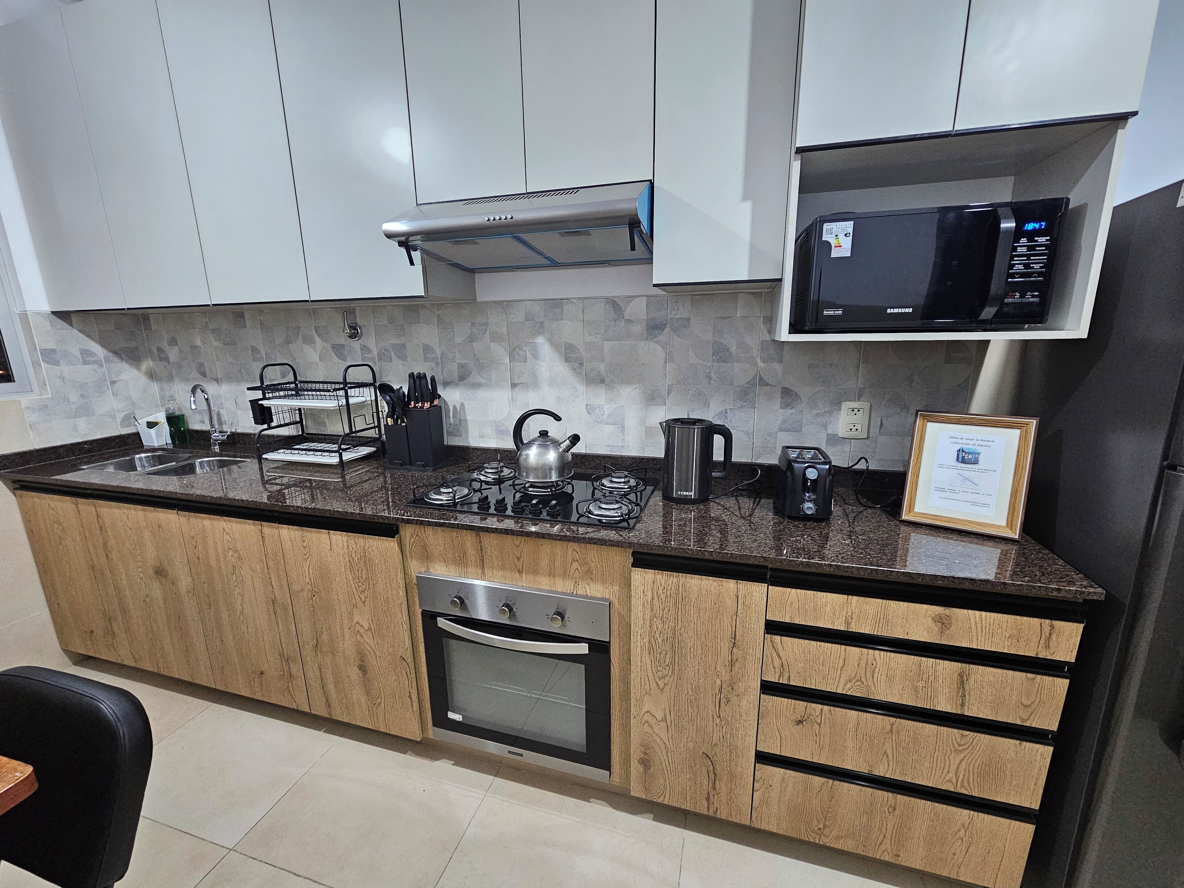 Kjøleskap, mikrobølgeovn, ovn og kokeplater