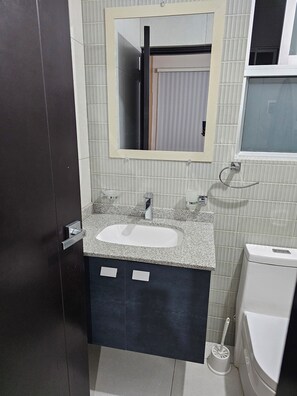 Regadera, toallas, jabón, papel de baño 