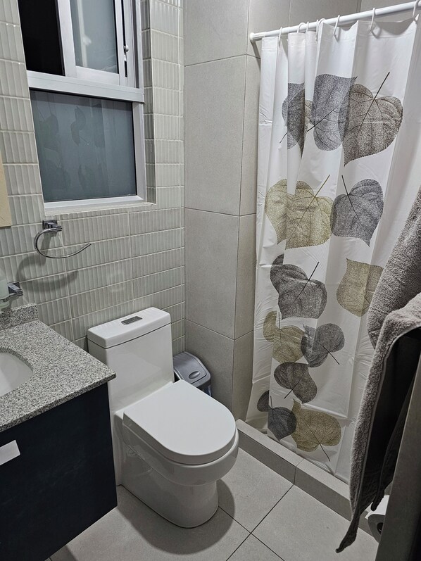 Regadera, toallas, jabón, papel de baño 