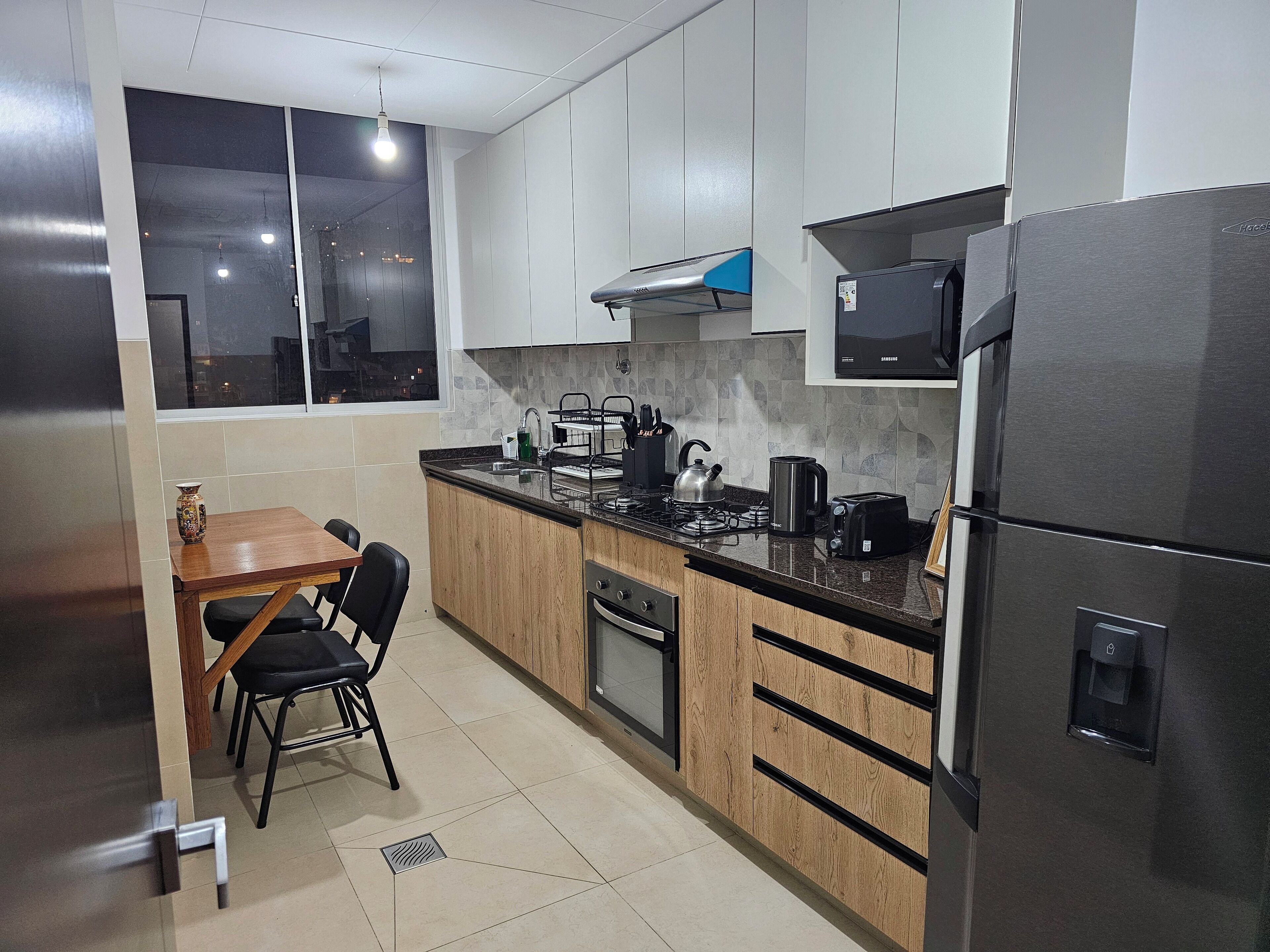 Geladeira, micro-ondas, fogão, cooktop