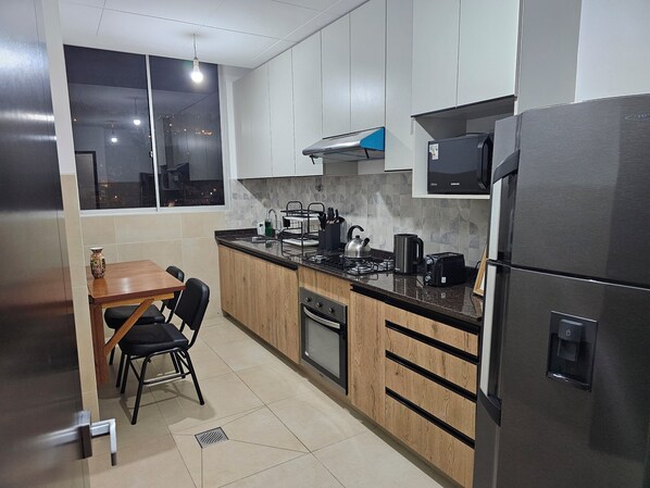 Réfrigérateur, micro-ondes, four, plaque de cuisson