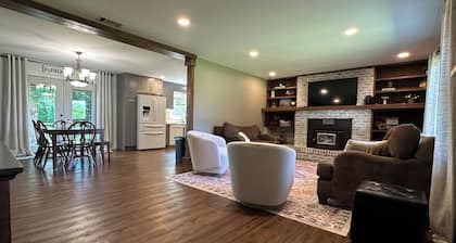 Charming 3-bedroom Country Cottage in Beautiful Brownsburg, IN!
