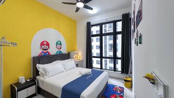Une chambre avec un lit, une table de chevet, un ventilateur de plafond, une fenêtre avec des rideaux et un mur décoré de posters de Mario et Luigi.