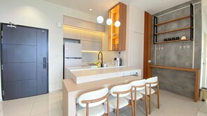 Apartamento Royal | Cocina privada | Frigorífico, microondas, placa de cocina y utensilios de cocina