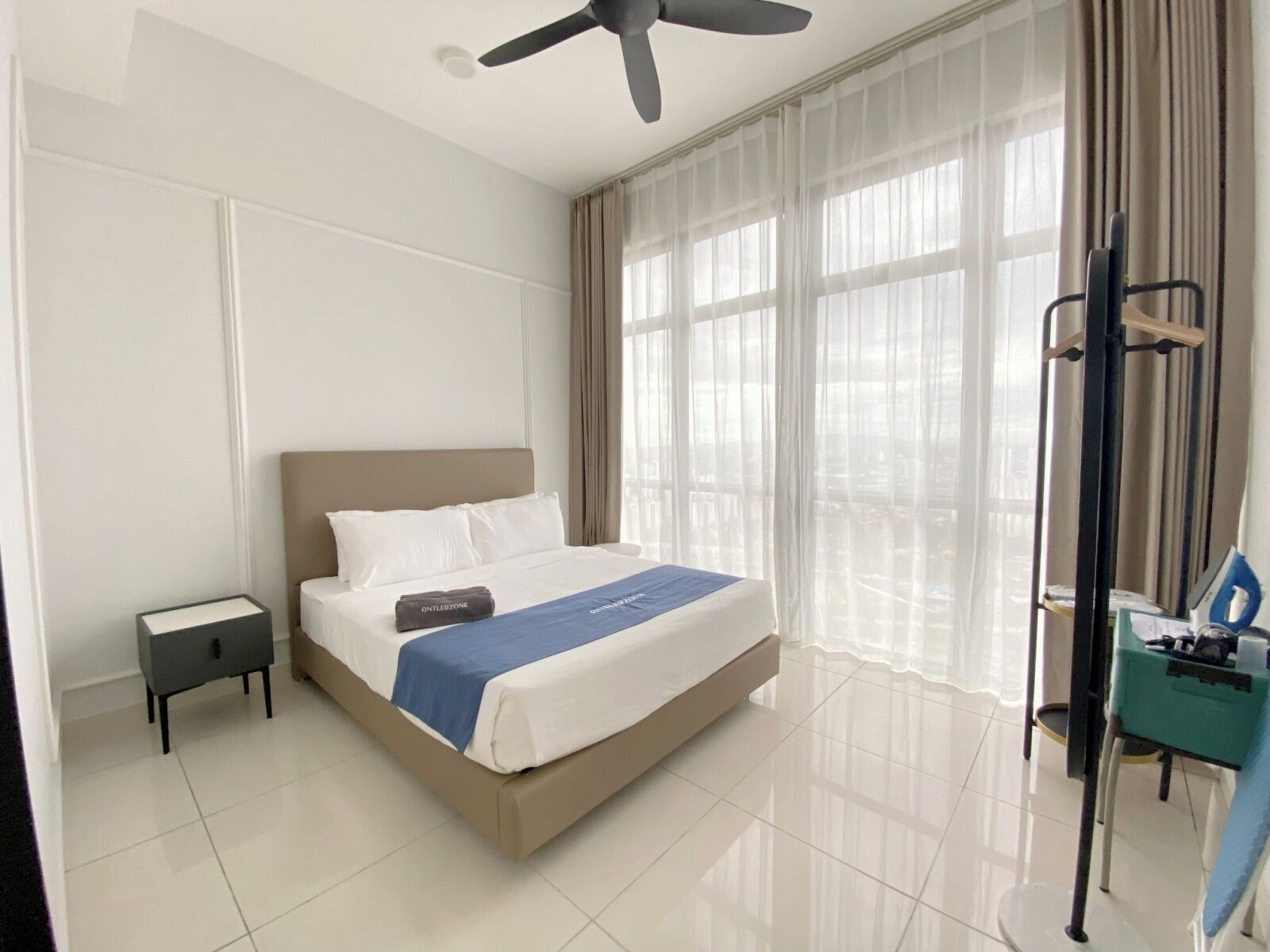 办公桌、笔记本电脑工作区、免费 WiFi