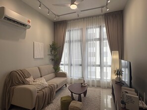 Căn hộ Economy | Khu phòng khách | TV màn hình phẳng 55-inch có truyền hình kỹ thuật số 