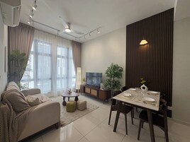 Økonomileilighet | Oppholdsområde | En 55-tommers Flatskjerm-TV med digitale kanaler