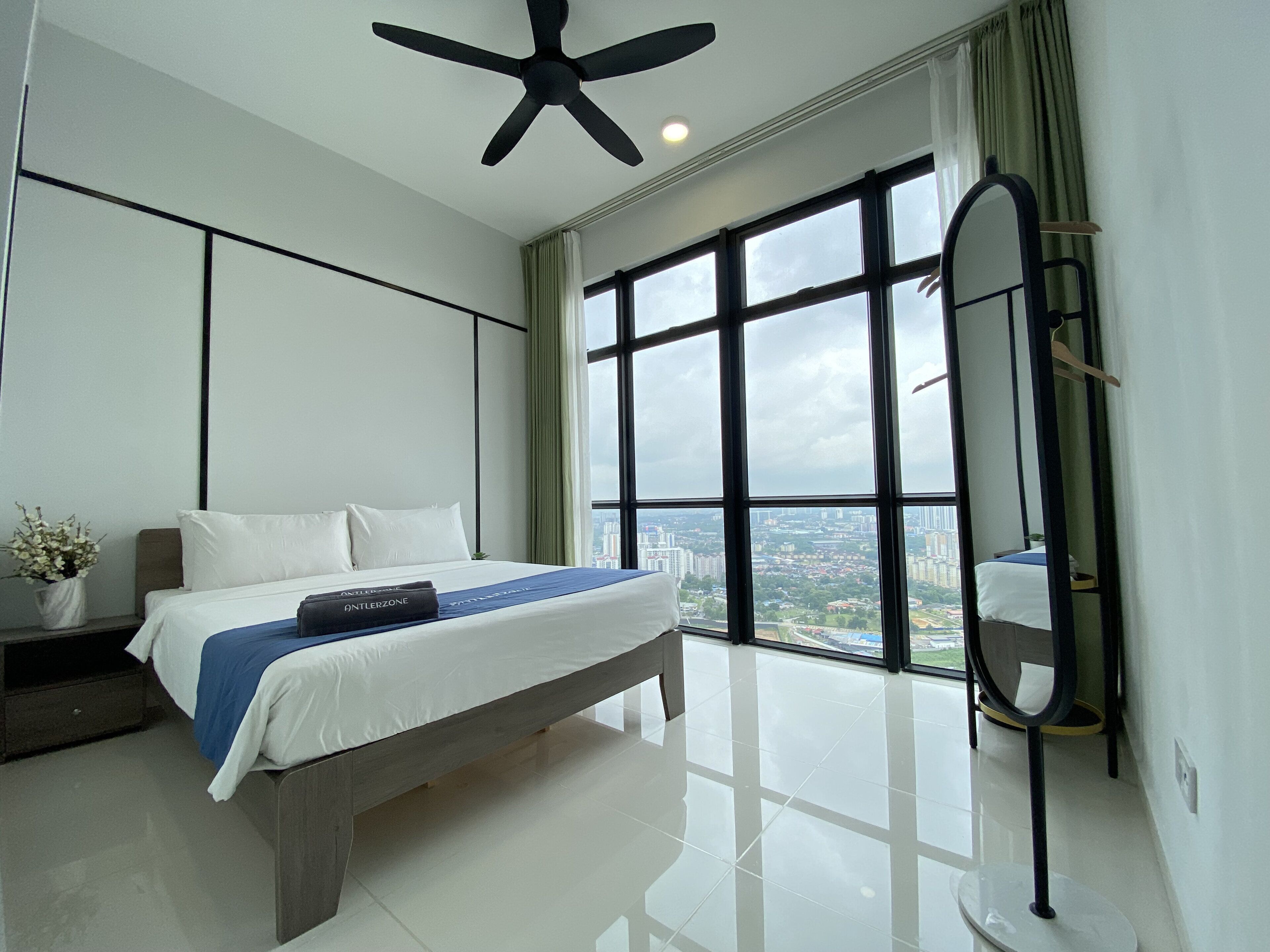 Schreibtisch, laptopgeeigneter Arbeitsplatz, kostenloses WLAN