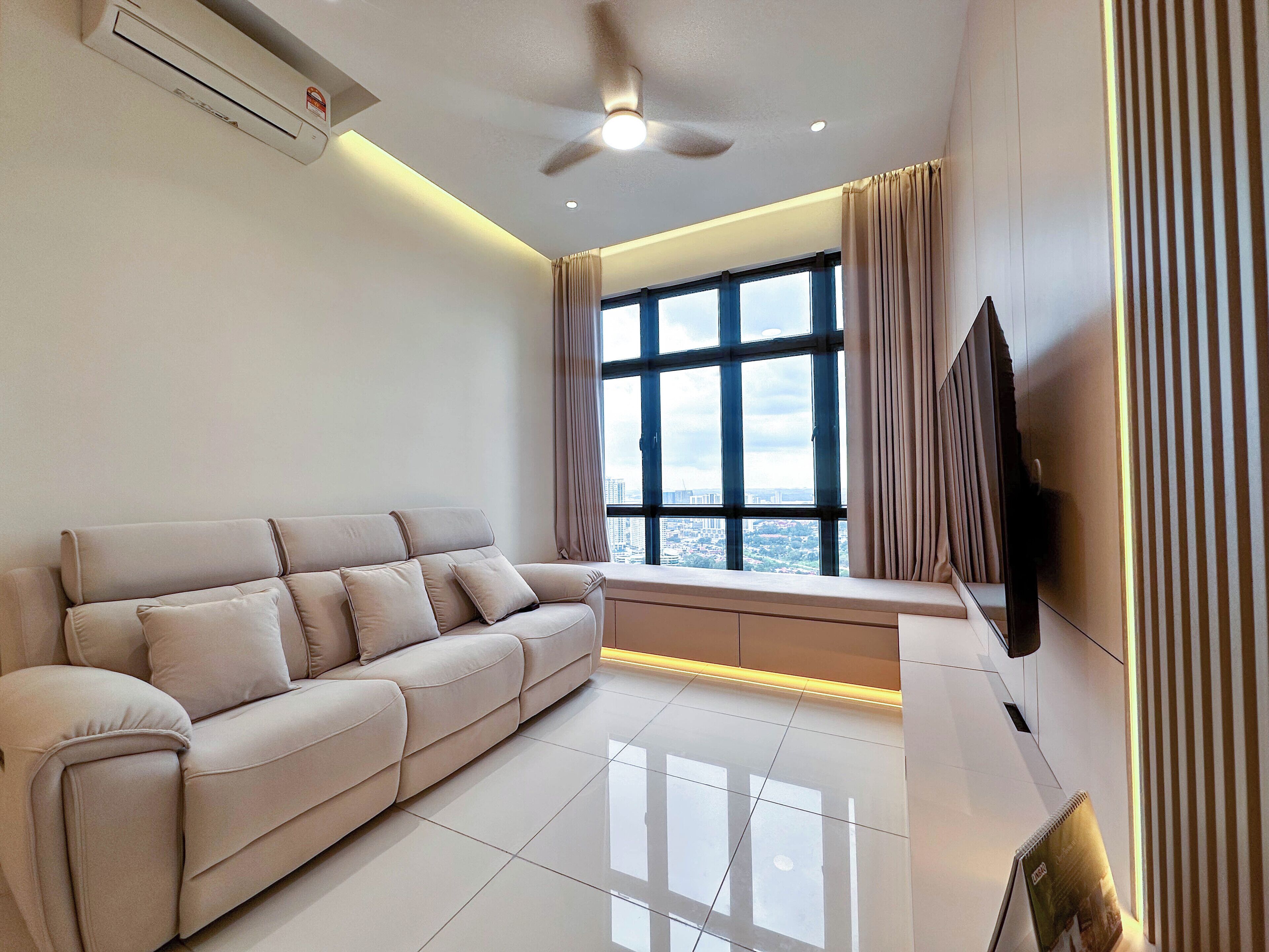 皇家公寓 | 起居區 | 55-吋平面電視，提供數位頻道