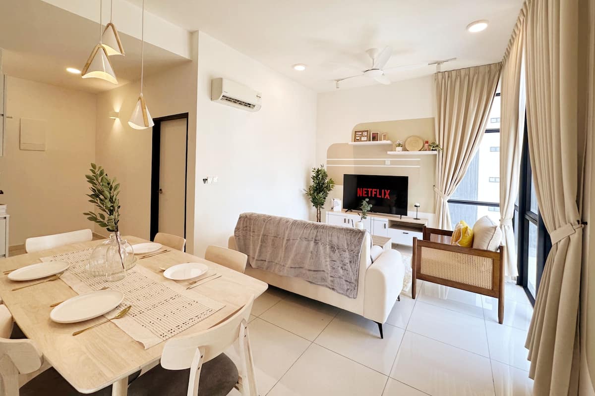 Un salon moderne comprenant un coin repas, un téléviseur à écran plat et un ventilateur de plafond.