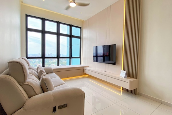 Leilighet – royal | Oppholdsområde | En 55-tommers Flatskjerm-TV med digitale kanaler