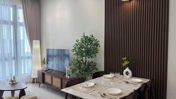 Apartamento económico | Zona de estar | Televisión de pantalla plana de 55 pulgadas con canales digitales
