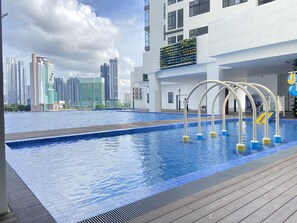 Una piscina al aire libre