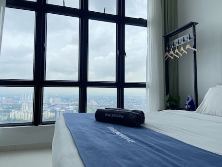 Escritorio, espacio para trabajar con laptop y wifi gratis