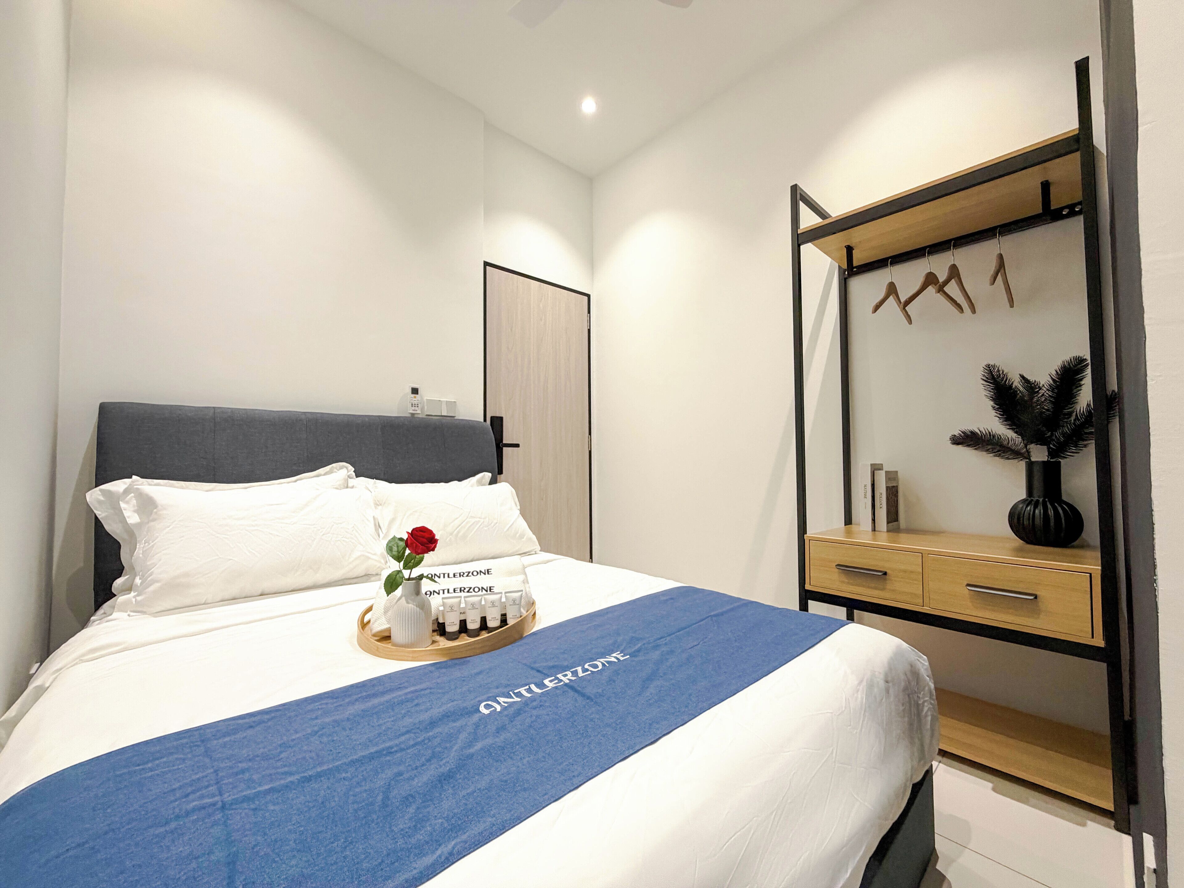 Bàn, truy cập Internet không dây miễn phí, bộ trải giường 