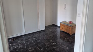 Une pièce avec une armoire, une commode en bois et une porte.