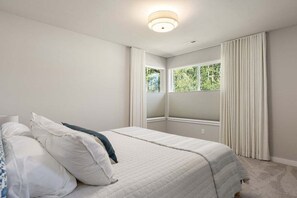 4 bedrooms, desk, iron/ironing board, free WiFi
