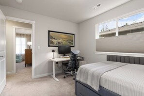 4 bedrooms, desk, iron/ironing board, free WiFi - Perch - Modern End-Unit Surrounded by Nature (Oak Harbor)