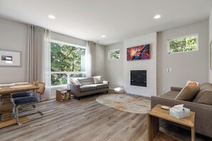 Smart TV, fireplace, printers - Perch - Modern End-Unit Surrounded by Nature (Oak Harbor)