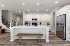 Fridge, microwave, oven, stovetop - Perch - Modern End-Unit Surrounded by Nature (Oak Harbor)