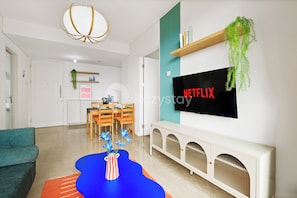 Appartement, 2 chambres, vue ville | Coin séjour | TV connectée de 43 pouces avec chaînes par câble, Netflix