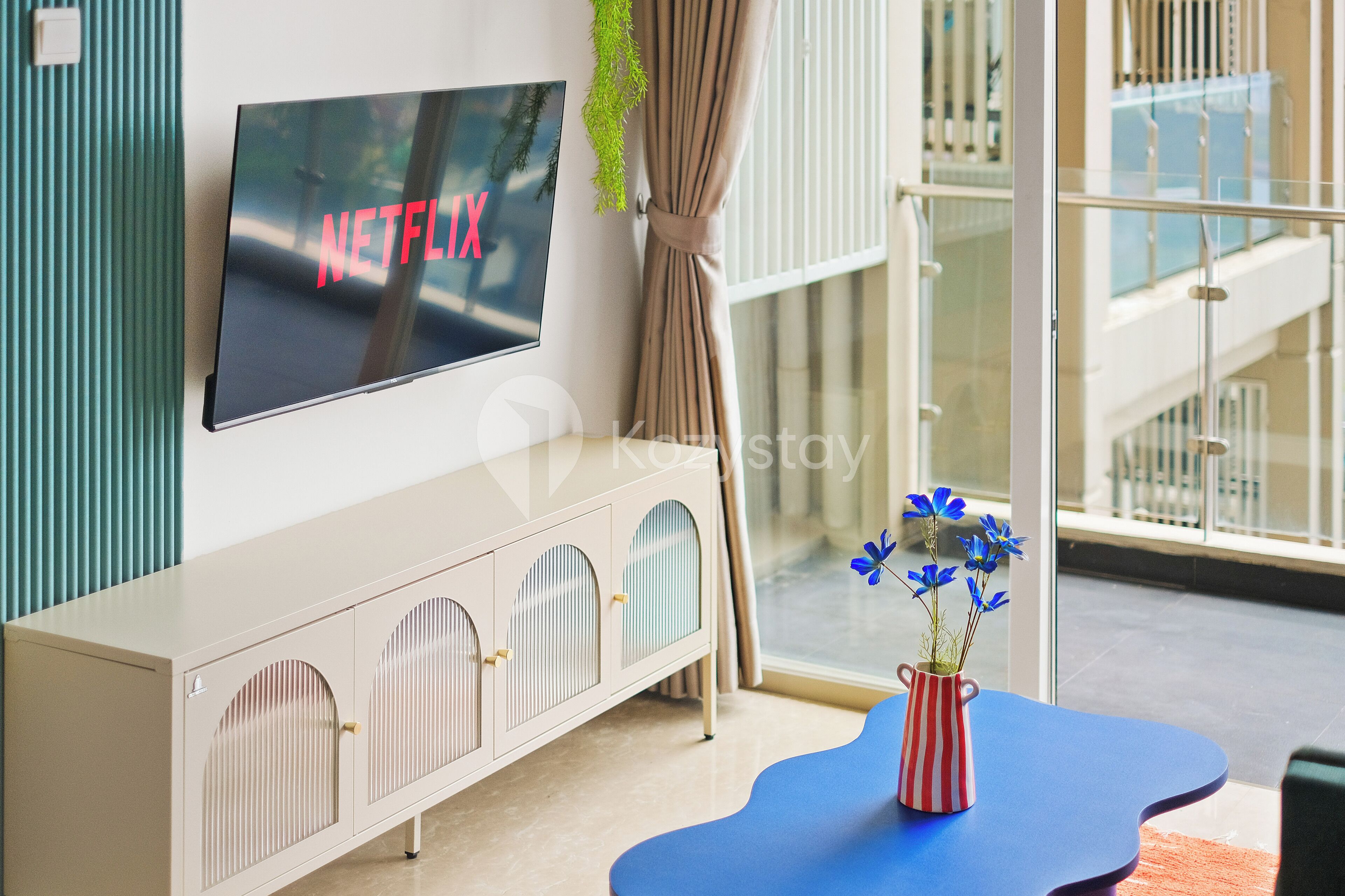 Apartamento, 2 habitaciones, vistas a la ciudad | Zona de estar | Smart TV de 43 pulgadas con canales por cable, Netflix