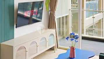 Apartamento, 2 habitaciones, vistas a la ciudad | Zona de estar | Smart TV de 43 pulgadas con canales por cable, Netflix