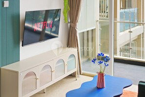 Apartment, 2 Bedrooms, City View | Living area | 43-inch Smart TV with cable channels, Netflix, streaming services - Kawari by Kozystay - Paskal (Bandung)