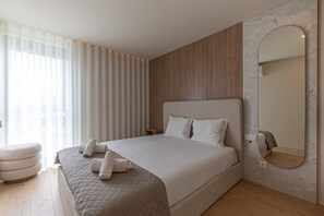 3 bedrooms, iron/ironing board, internet, bed sheets