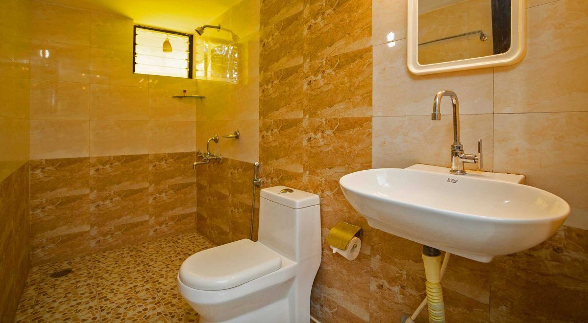 Ein Badezimmer mit Toilette, Waschbecken und Dusche.