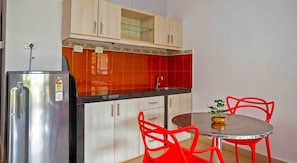 King Studio with Sofa Bed | Private kitchen | Fridge, stovetop, cookware/dishes/utensils