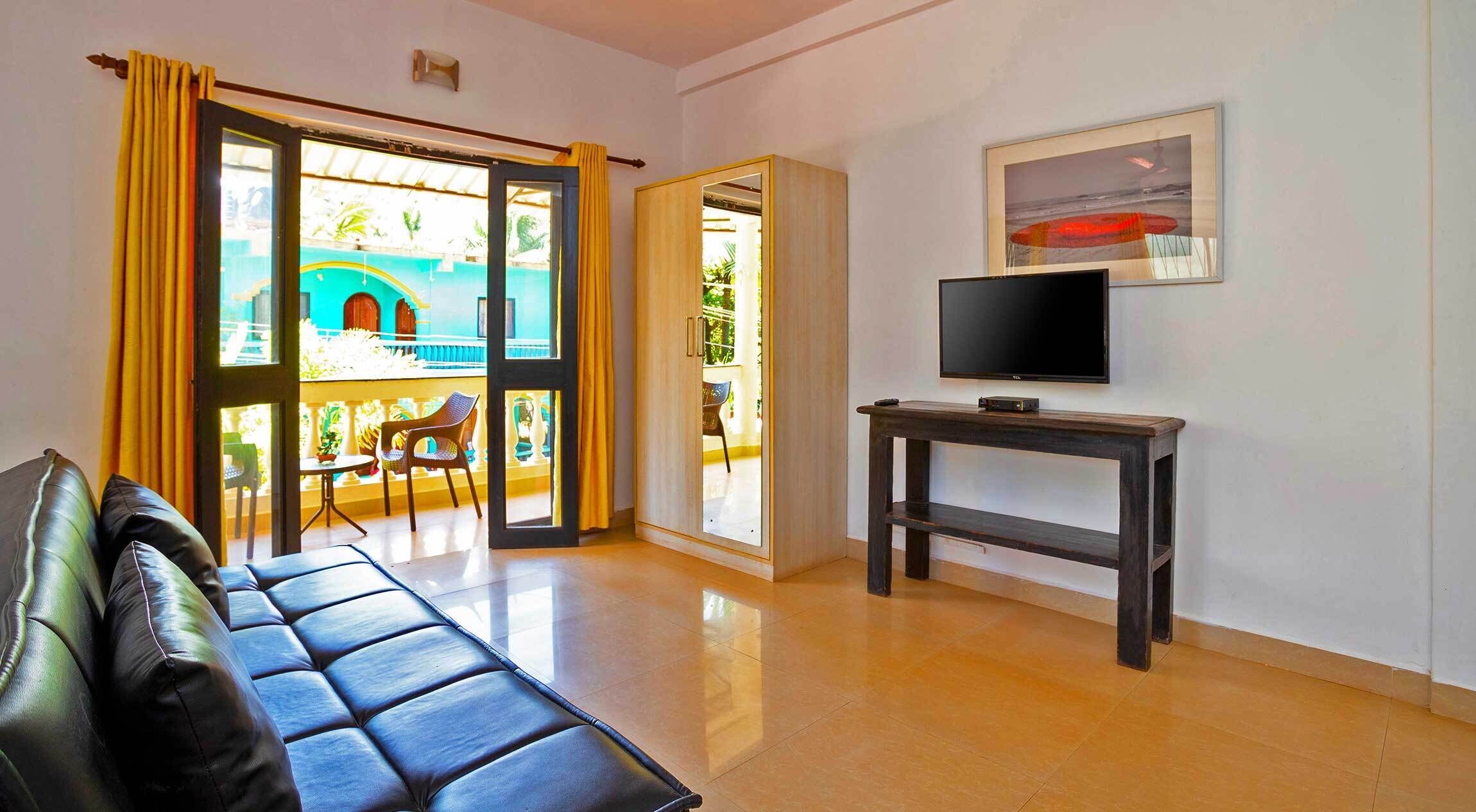 Estudio, 1 cama de matrimonio grande con sofá cama | Zona de estar | Televisión LED de 32 pulgadas con canales por satélite