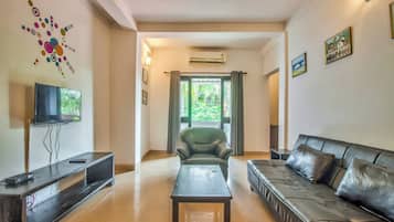 King Studio with Sofa Bed | Living area | 32-inch LED TV with satellite channels