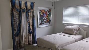 3 bedrooms, iron/ironing board, WiFi, bed sheets