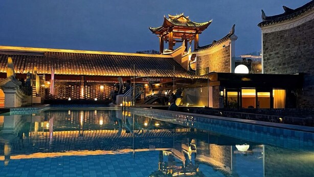 A traditional building with a pool in front. - Phoenix Hall House Hotel (Xiangxi)