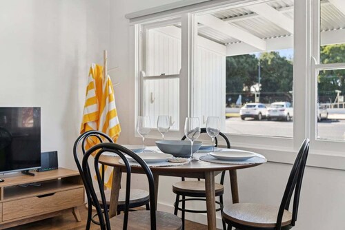 Seabreeze - Parky's - Cheerful, pet friendly beachside duplex