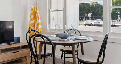 Seabreeze - Parky's - Cheerful, pet friendly beachside duplex