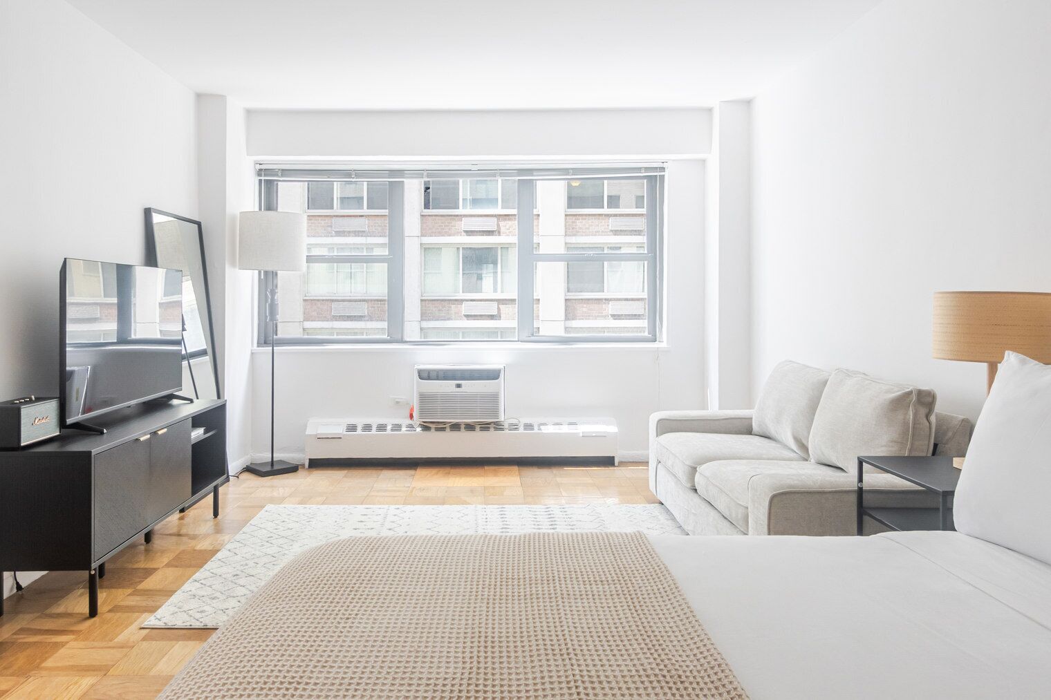 Een strijkplank/strijkijzer, wifi, beddengoed