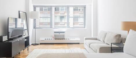 Een strijkplank/strijkijzer, wifi, beddengoed