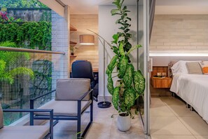 Apartemen Deluks, balkon, pemandangan kebun | Setrika/meja setrika dan Wi-Fi gratis