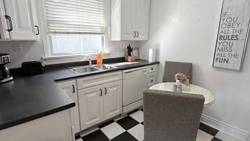 Microondas, horno, parrilla de estufa y lavavajillas