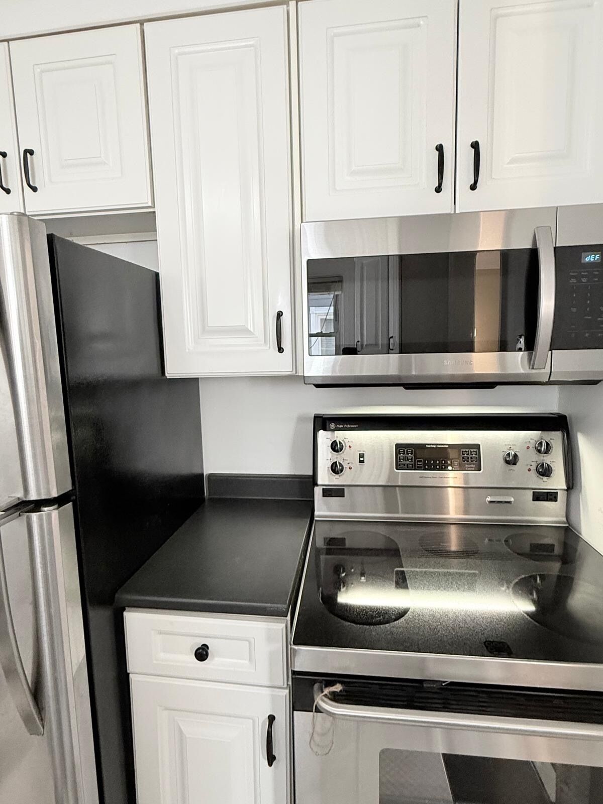 Mikrobølgeovn, ovn, kokeplater og oppvaskmaskin