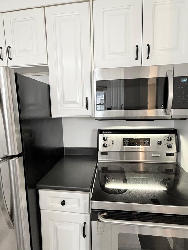 Micro-ondes, four, plaque de cuisson, lave-vaisselle