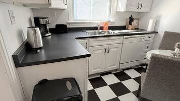 Microondas, horno, parrilla de estufa y lavavajillas