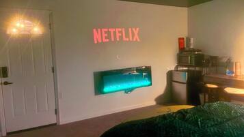 1 slaapkamer, een strijkplank/strijkijzer, wifi, beddengoed