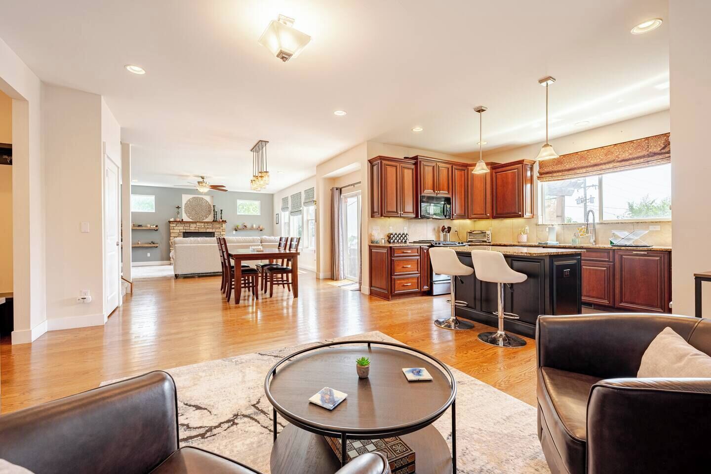 Smart TV, fireplace, books, stereo