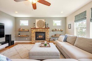 Smart TV, fireplace, books, stereo