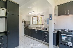 Basic Villa | Private kitchen - 4BR House Pool & BBQ 500m From Beach Che0401 (Bombinhas)